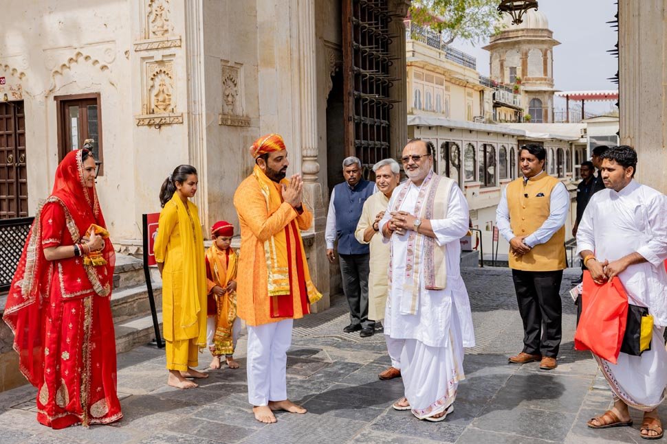 मेवाड़ राजघराने के धर्मगुरु गोस्वामी महाराज श्री 108  श्री डॉ. वागीश कुमार की डॉ. लक्ष्यराजसिंह मेवाड़ ने सिटी पैलेस में शाही अगवानी की  