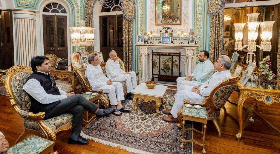 पूर्व सीएम गहलोत ने सिटी पैलेस पहुंचकर स्व. अरविंद सिंह मेवाड़ को श्रद्धांजलि अर्पित की