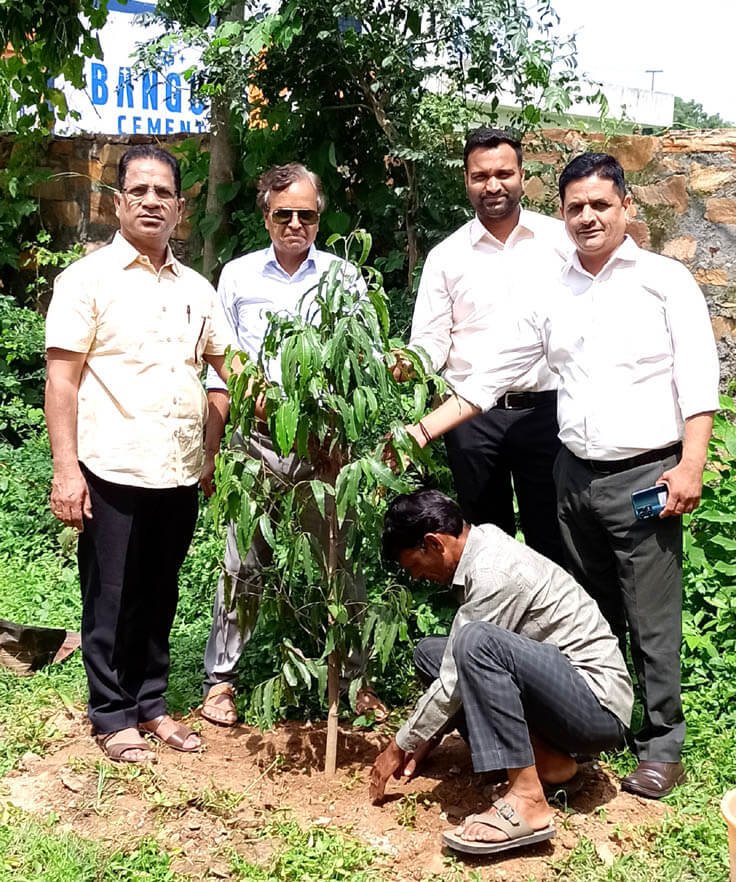 वृक्षारोपण कर धरती मां को श्रृंगारित करने का दिया संदेश