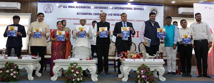 आयकर पुस्तक का विमोचन