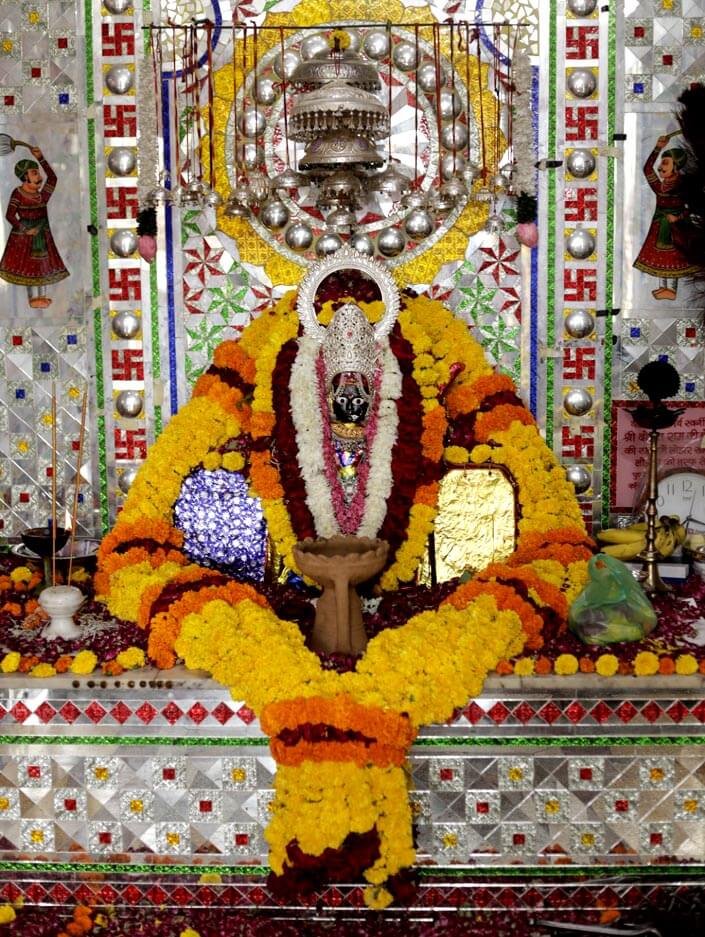 लोसिंग में पिपलाज महारानी का दिव्य श्रंगार, 21 किलो की फूलमाला से किया गया अलौकिक श्रृंगार