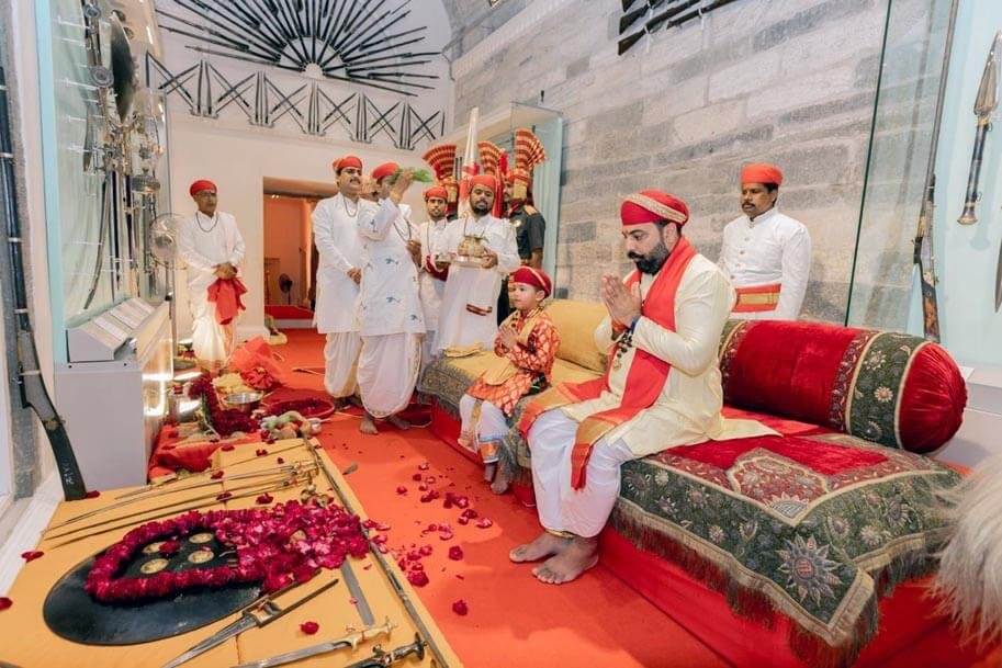 मेवाड़ के प्रतापी महाराणाओं के ऐतिहासिक अस्त्र-शस्त्रों को वंशज डॉ. लक्ष्यराज सिंह मेवाड़ ने विधिवत पूजा