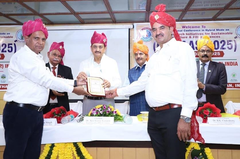 डॉ. कर्नाटक लाइफ टाइम अचिवमेंट अवॉर्ड से सम्मानित