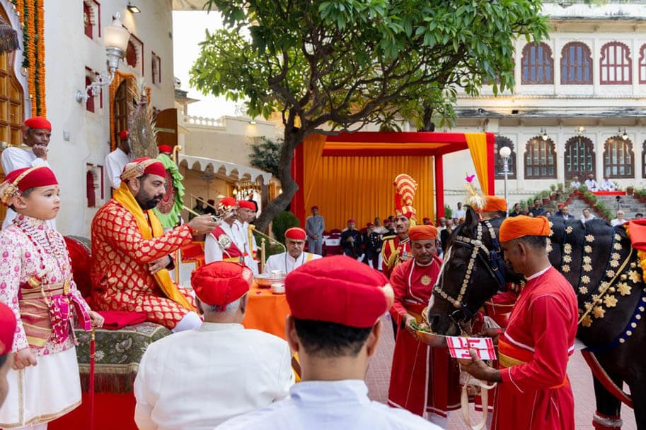 सिटी पैलेस: डॉ. लक्ष्यराजसिंह मेवाड़ ने गद्दी उत्सव के बाद अब नवरात्रि में सनातन संस्कृति के प्रतीक अश्वों का पूजन कर प्राचीन परंपरा निभाई