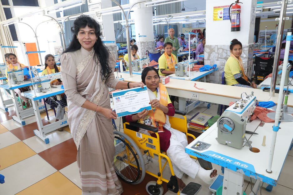 दिव्यांगजनों का 67वां सिलाई प्रशिक्षण बैच सम्पन्न