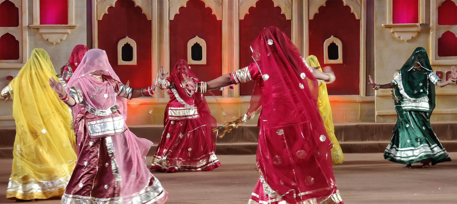 ओ म्हारी घूमर छे नखराळी ऐ मां… ने किया मंत्रमुग्ध