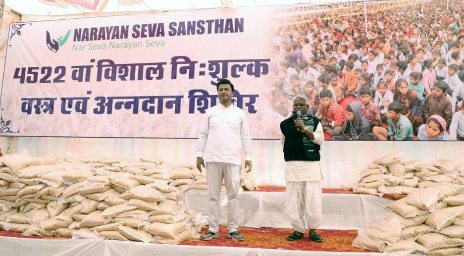 नारायण सेवा के विशाल निःशुल्क अन्नदान एवं वस्त्र वितरण शिविर में 5000 से अधिक लोग बने लाभार्थी