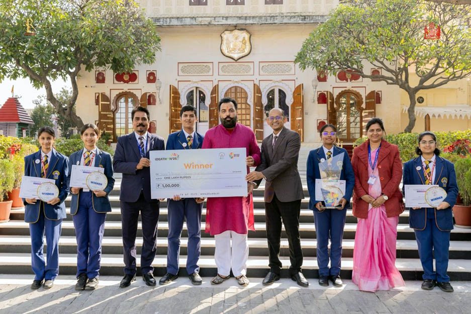 राष्ट्रीय नवाचार पर्यावरणीय जागरूकता के क्षेत्र में कीर्तिमान स्थापित करने पर महाराणा मेवाड़ पब्लिक स्कूल के छात्र डॉ.लक्ष्यराज सिंह मेवाड़ से सम्मानित