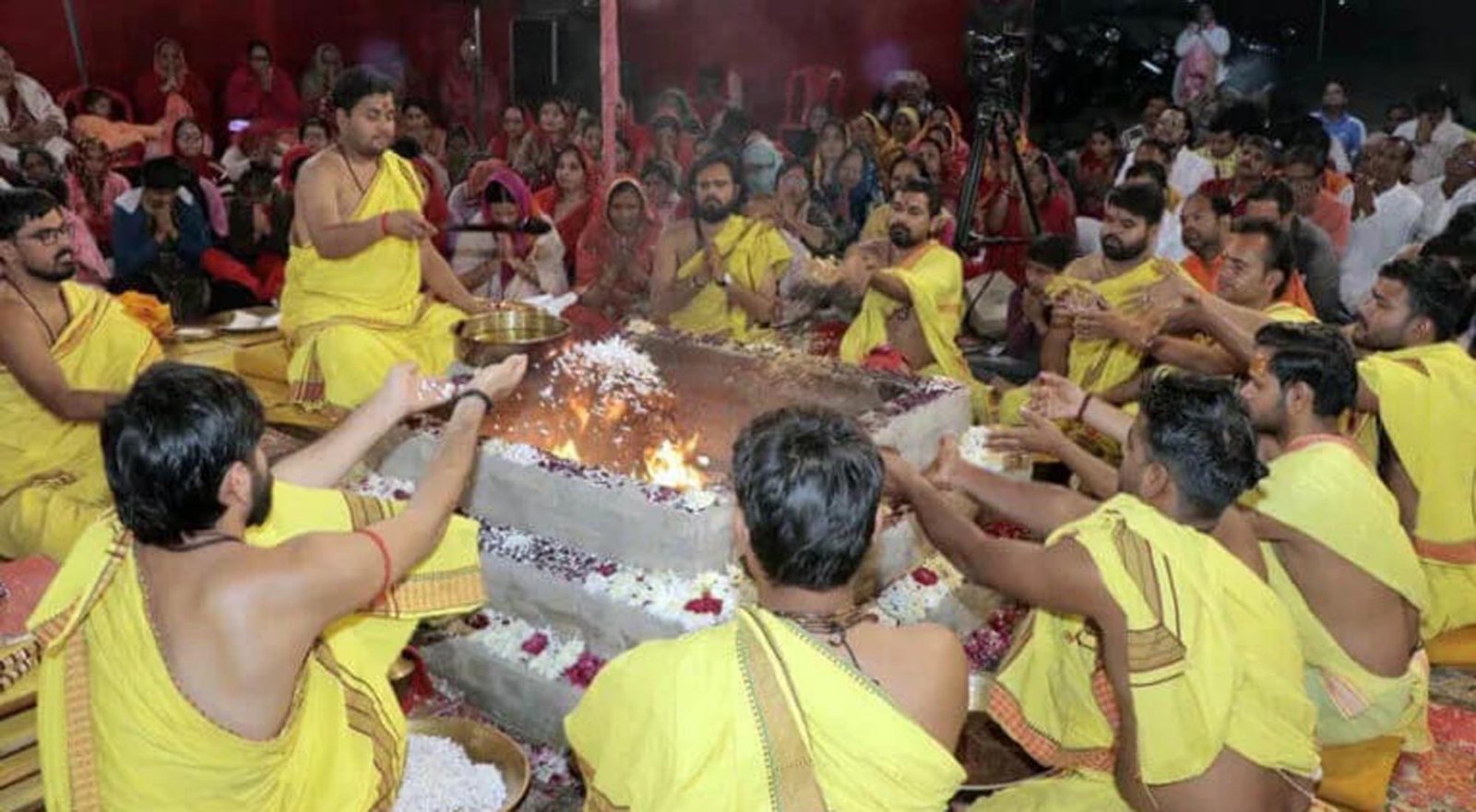 श्री महालक्ष्मी कोटि कुंकुमार्चन यज्ञ पूजा महामहोत्सव की आमंत्रण पत्रिका का भव्य विमोचन आज