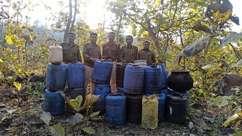 अवैध मदिरा पर कार्रवाई, वॉश नष्ट, हथकड़ शराब जब्त