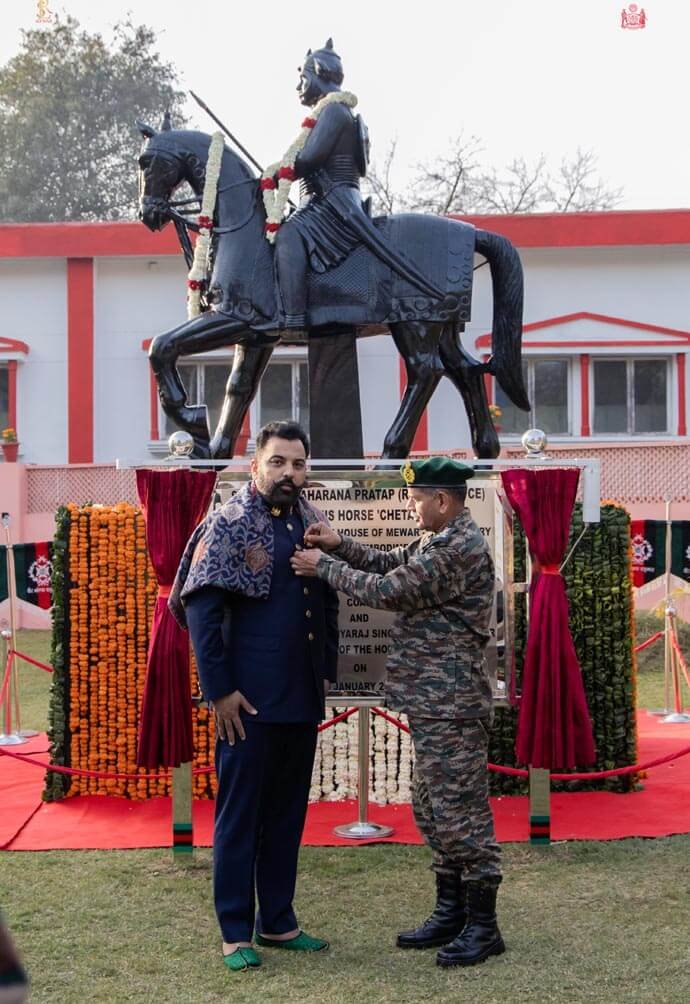 मेवाड़ी परंपरा को पुरस्कार : चीफ ऑफ आर्मी स्टाफ जनरल उपेंद्र द्विवेदी ने श्रीजी हुजूर डॉ. लक्ष्यराज सिंह को विशेष सैन्य सम्मान से नवाजा