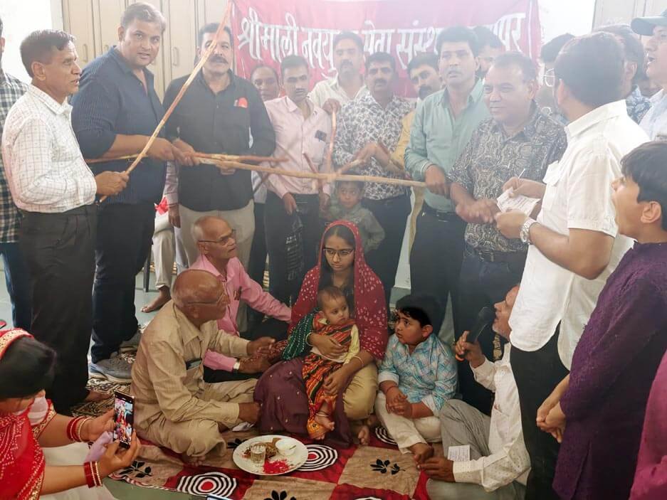 श्रीमाली समाज – होली पर बेटियों को भी बेटों साथ बिठाकर ढूंढा