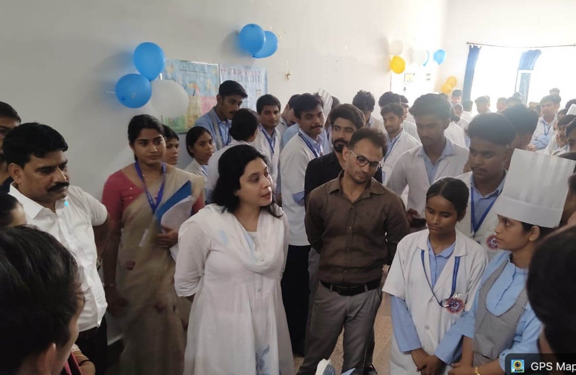 न्यूट्रिशनल अवेयरनेस प्रोग्राम में विद्यार्थियों ने मॉडल और चार्ट से समझाया पोषण का महत्व