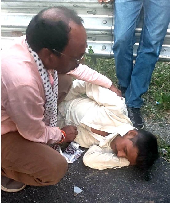 कार की टक्कर से घायल आदिवासी युवक को सांसद डॉ रावत अपने वाहन से अस्पताल लेकर पहुंचे, तत्काल इलाज मिला
